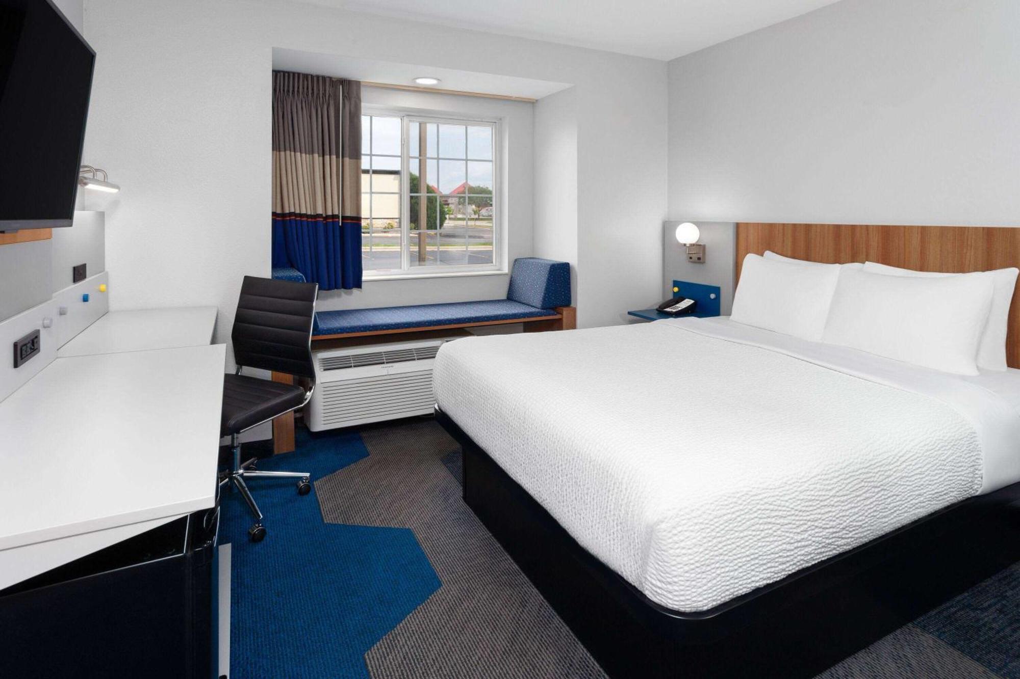 Microtel Inn By Wyndham Джейнсвил Екстериор снимка